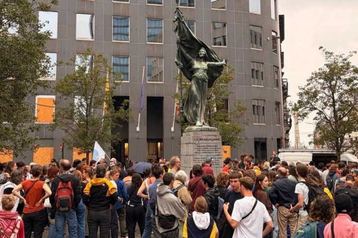 Des manifestants exigent le retrait d'une loi autorisant des visites à domicile pour les migrants sans papiers