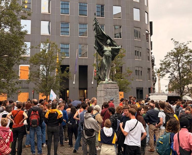 Des manifestants exigent le retrait d'une loi autorisant des visites à domicile pour les migrants sans papiers