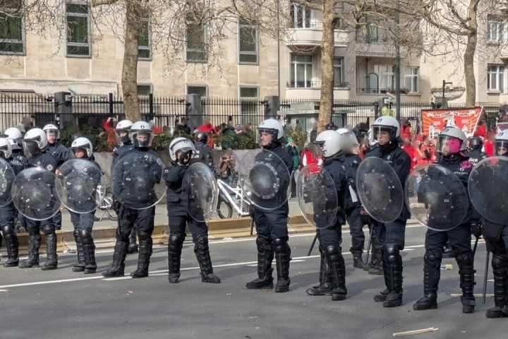 Des masques et du sérum physiologique saisis lors de contrôles policiers: la Ligue des droits humains s'inquiète des pratiques de la police bruxelloise