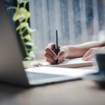 Des modèles d'IA révèlent des motifs d'écriture distincts, soulignant des traits persistants malgré les améliorations.
