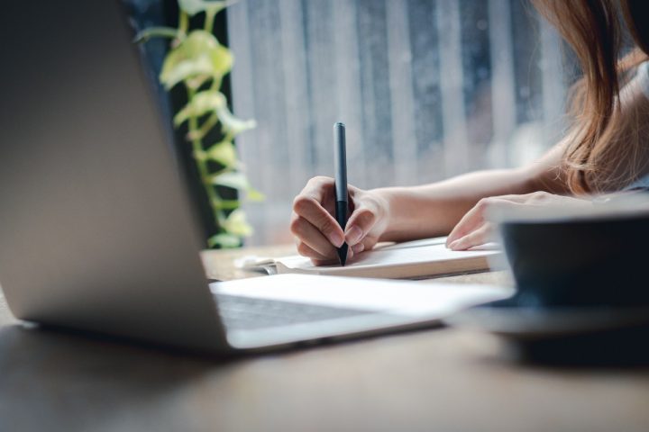 Des modèles d'IA révèlent des motifs d'écriture distincts, soulignant des traits persistants malgré les améliorations.