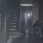 Des passants éteignent un incendie dans un hall d'immeuble à la rue Antoine Dansaert