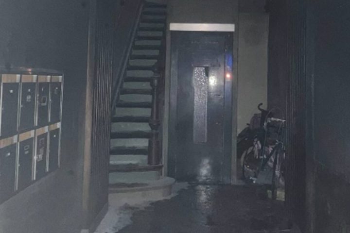 Des passants éteignent un incendie dans un hall d'immeuble à la rue Antoine Dansaert