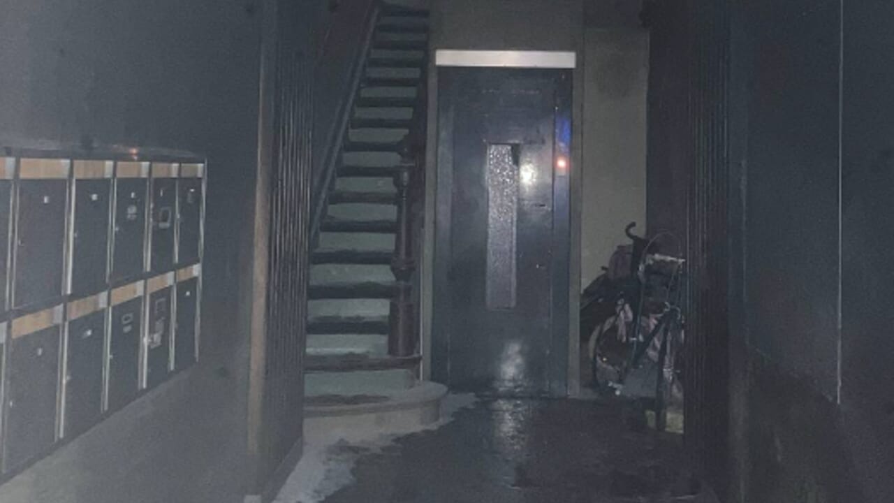 Des passants éteignent un incendie dans un hall d'immeuble à la rue Antoine Dansaert