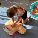 Des pompiers instruisent des élèves du primaire aux gestes qui sauvent dans la région de VHP
