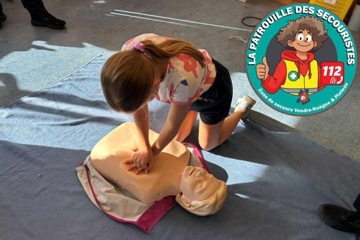 Des pompiers instruisent des élèves du primaire aux gestes qui sauvent dans la région de VHP