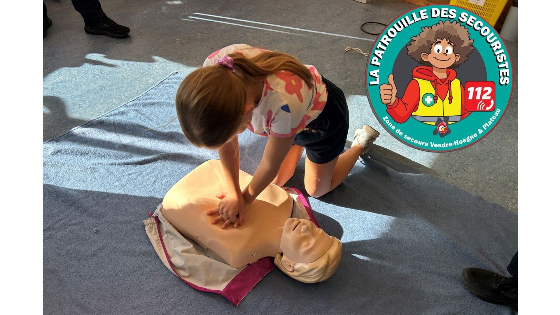 Des pompiers instruisent des élèves du primaire aux gestes qui sauvent dans la région de VHP