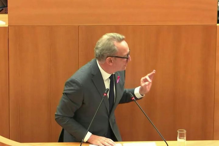 Dilliès défend le gouvernement bruxellois au parlement face aux critiques de l'opposition