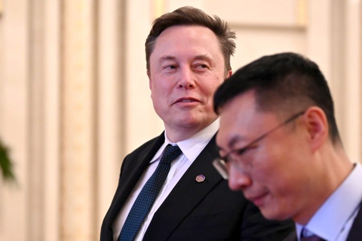 Elon Musk intensifie ses critiques à l'égard de Mukesh Ambani en raison des retards de lancement de Starlink en Inde
