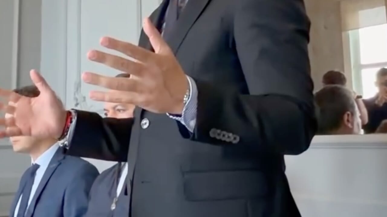 Émir Kir aperçu avec la délégation du MR en Turquie : une vidéo remet en question les démentis
