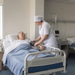 En Russie, le coût des soins médicaux augmente alors que les dépenses militaires limitent les options de l'État
