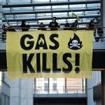 Extinction Rebellion déploie une bannière « Le gaz tue » au Parlement européen avant le sommet sur l'énergie
