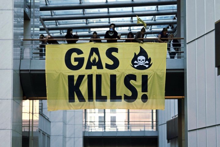 Extinction Rebellion déploie une bannière « Le gaz tue » au Parlement européen avant le sommet sur l'énergie