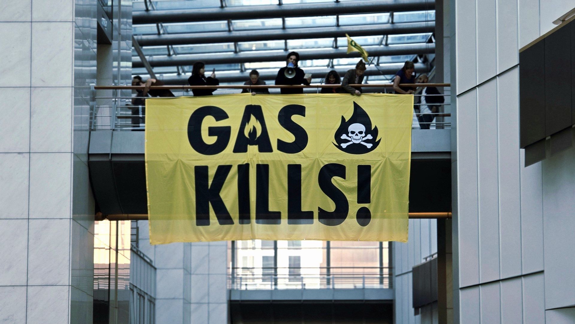 Extinction Rebellion déploie une bannière « Le gaz tue » au Parlement européen avant le sommet sur l'énergie