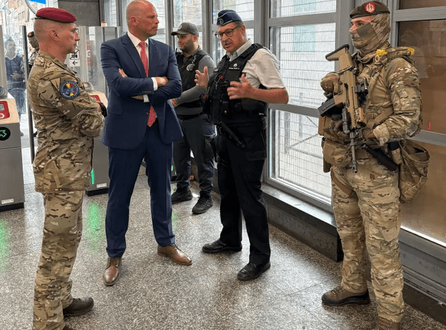 Francken constate une baisse des incidents dans les stations bruxelloises depuis le déploiement militaire