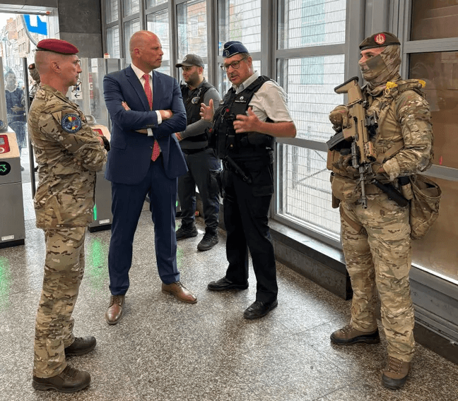 Francken constate une baisse des incidents dans les stations bruxelloises depuis le déploiement militaire
