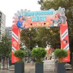 Incident sur la foire de Liège : un marchand tire à l'arbalète sur des étudiants, causant des blessures légères