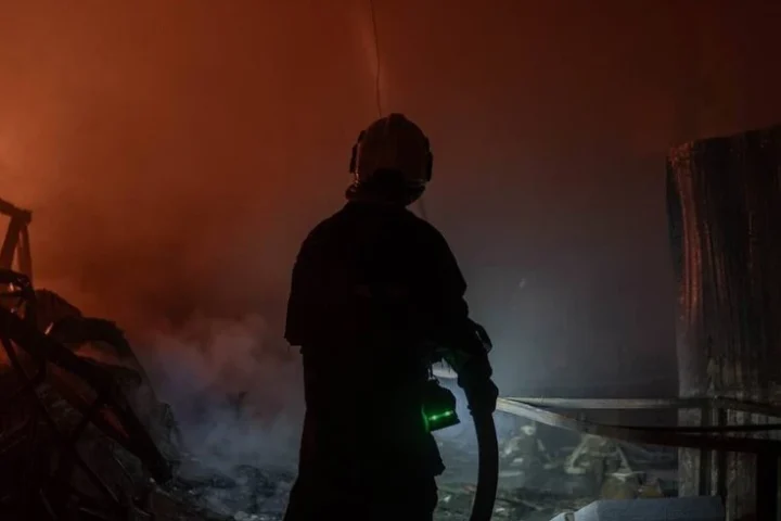 Kyiv connaît des incendies et des destructions après des bombardements russes le 30 septembre