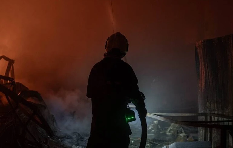 Kyiv connaît des incendies et des destructions après des bombardements russes le 30 septembre