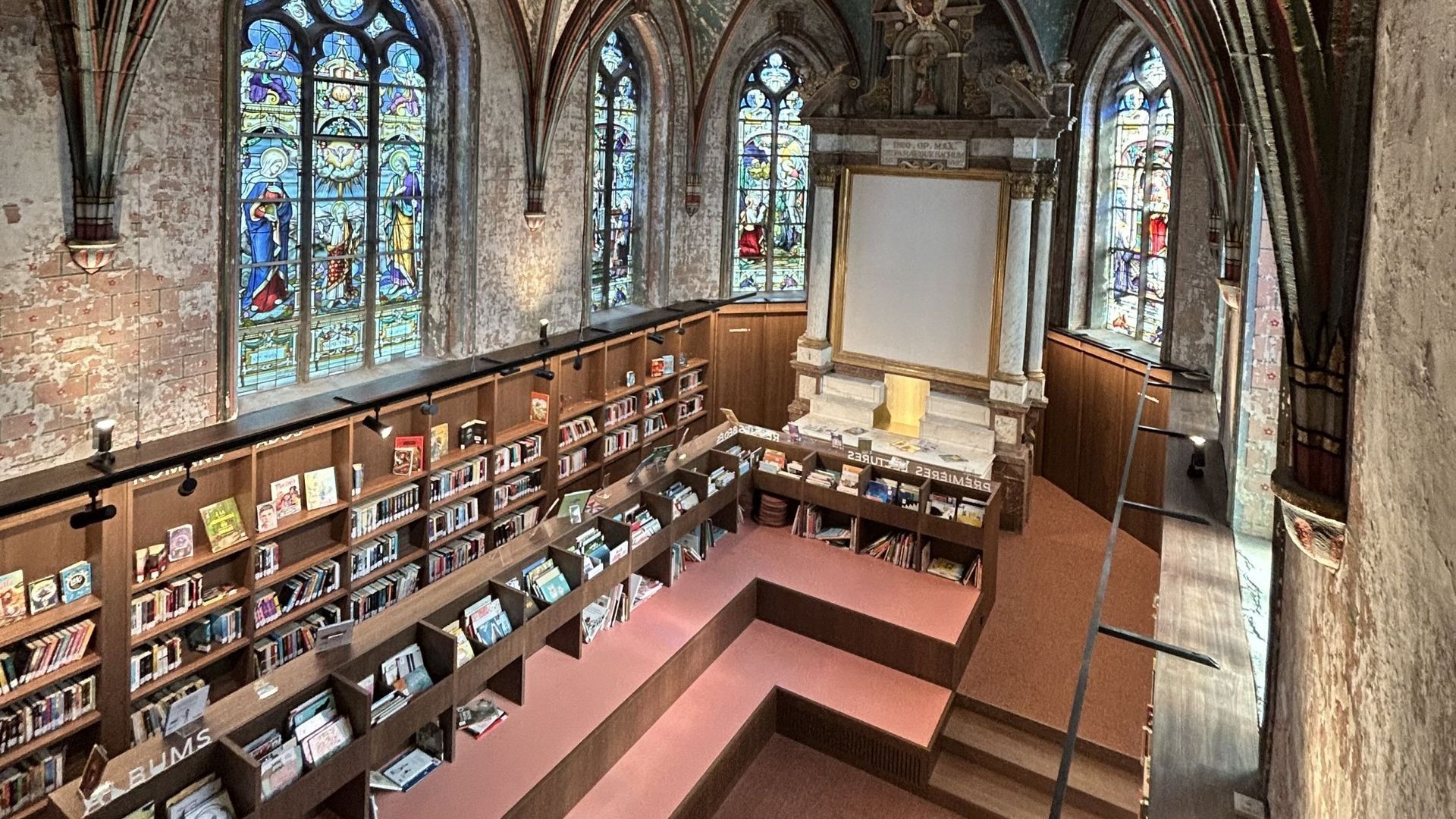La chapelle du XVIIe siècle à Rebecq transformée en bibliothèque avec 20 000 livres