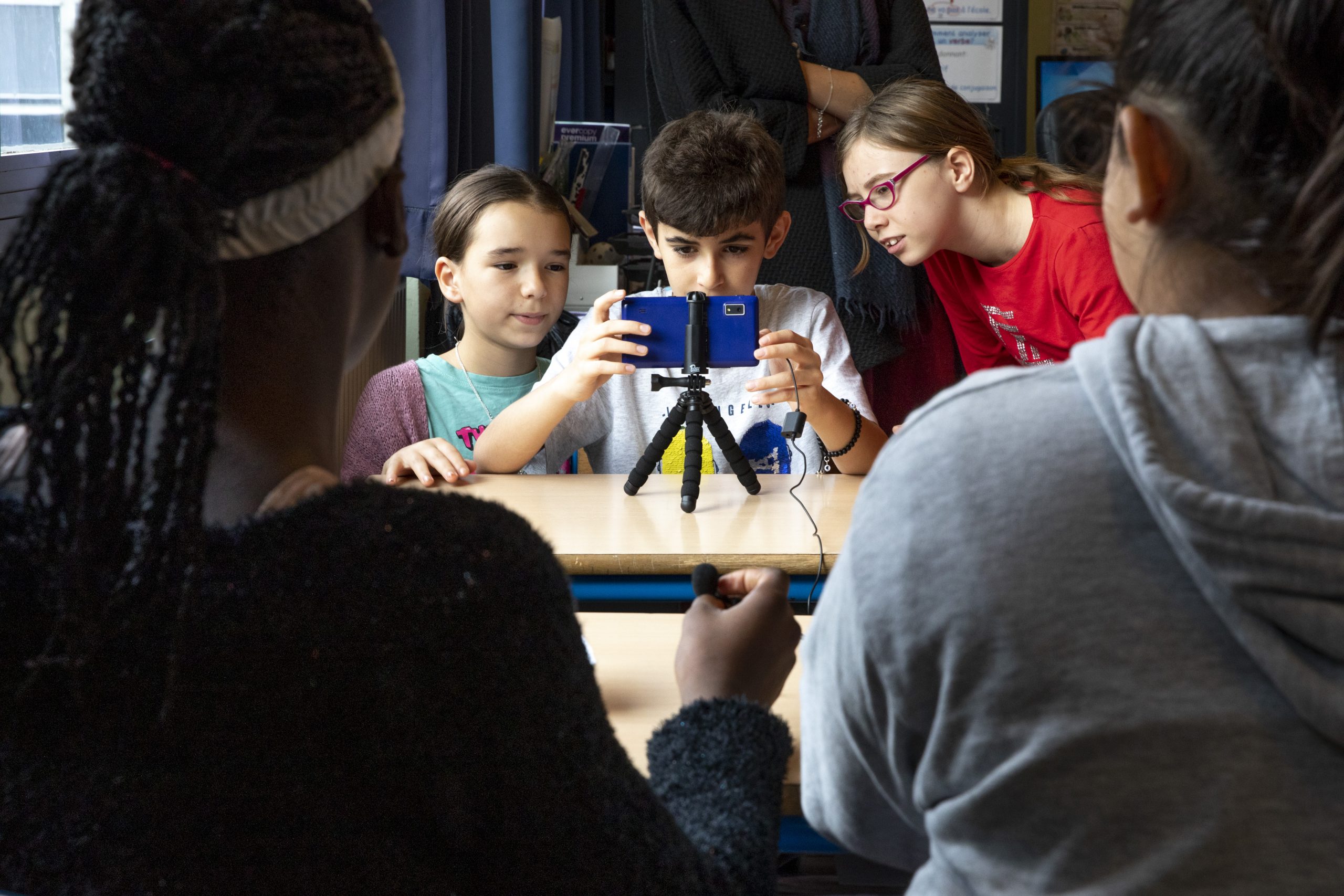 La Commission européenne suspend les interdictions nationales de médias sociaux pour les enfants en attendant des règles européennes uniformes
