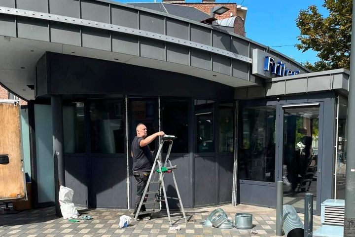 La date de réouverture de la friterie du Miroir à Jette est enfin annoncée.