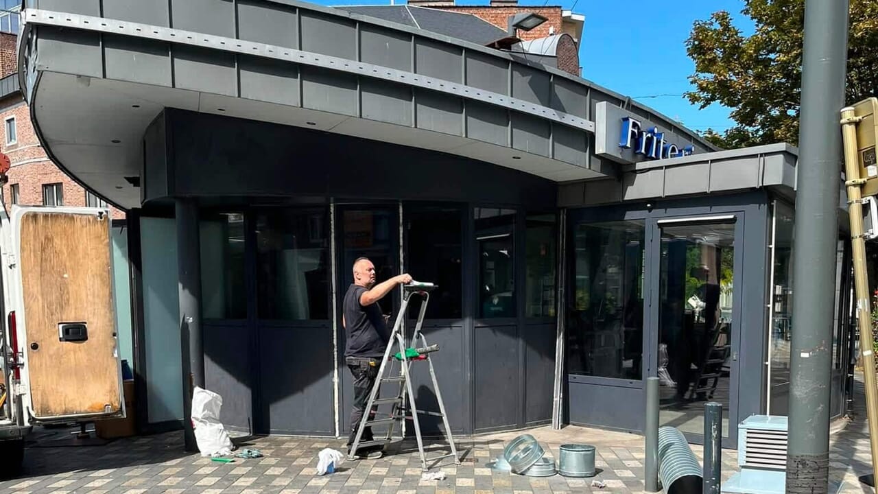 La date de réouverture de la friterie du Miroir à Jette est enfin annoncée.