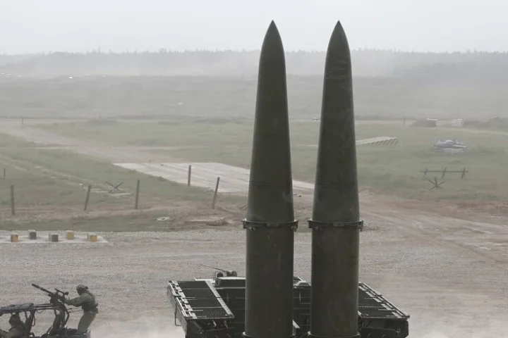 La défense aérienne ukrainienne intercepte des missiles balistiques et des drones lors d'une attaque biélorusse repoussée
