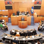 La demande urgente du MR de modifier le règlement du Parlement bruxellois rejetée amid des controverses concernant le comportement d'un député