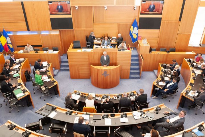 La demande urgente du MR de modifier le règlement du Parlement bruxellois rejetée amid des controverses concernant le comportement d'un député