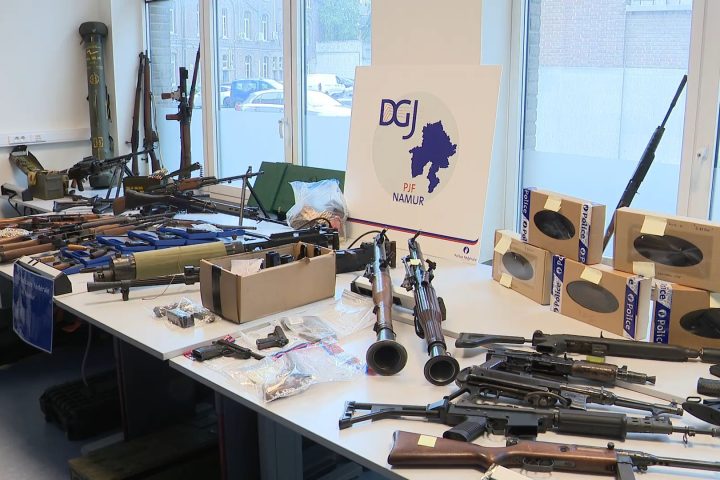 La police de Namur émet quatre mandats d'arrêt dans une vaste enquête sur le trafic d'armes