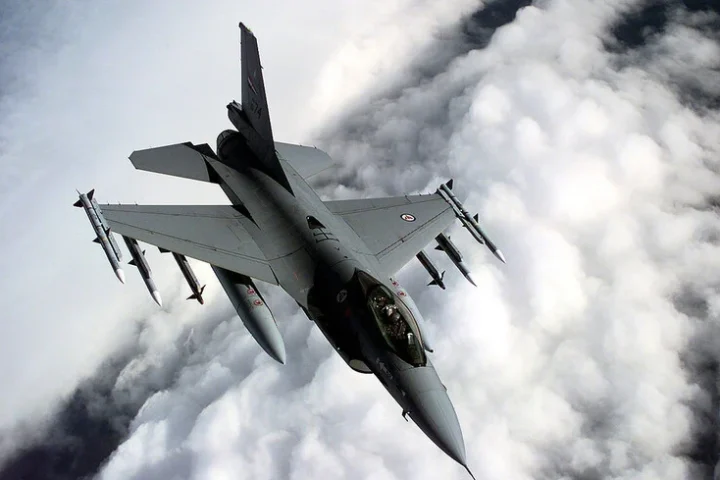 La Pologne commence à livrer des munitions de 20 mm pour les F-16 ukrainiens afin de contrer les menaces de drones