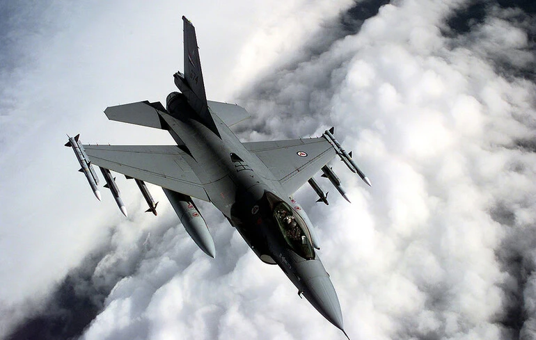 La Pologne commence à livrer des munitions de 20 mm pour les F-16 ukrainiens afin de contrer les menaces de drones