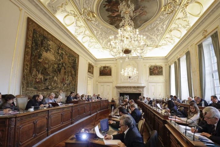 La province de Liège supprime 76 conseillers communaux, soulevant des inquiétudes budgétaires