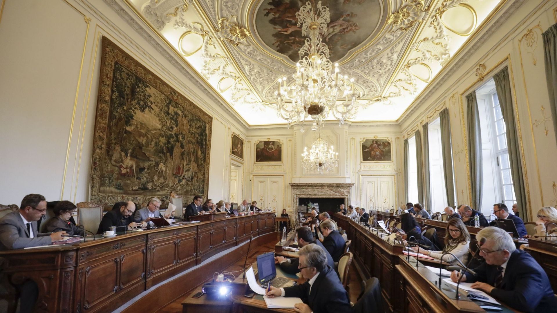La province de Liège supprime 76 conseillers communaux, soulevant des inquiétudes budgétaires