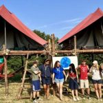 La réduction des camps scouts à Couvin entraîne des pertes financières pour les propriétaires terriens et des frais accrus.