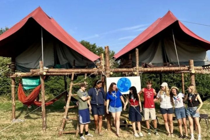 La réduction des camps scouts à Couvin entraîne des pertes financières pour les propriétaires terriens et des frais accrus.
