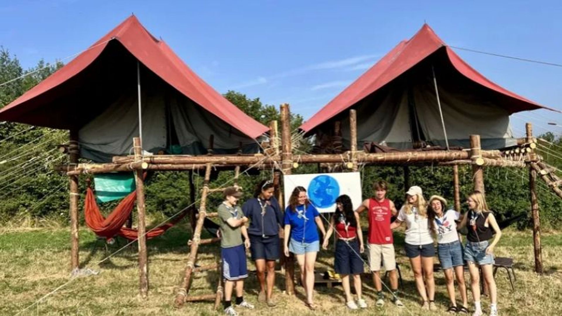 La réduction des camps scouts à Couvin entraîne des pertes financières pour les propriétaires terriens et des frais accrus.