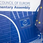 La résolution de l'Assemblée appelle la Russie à libérer 26 journalistes ukrainiens détenus.