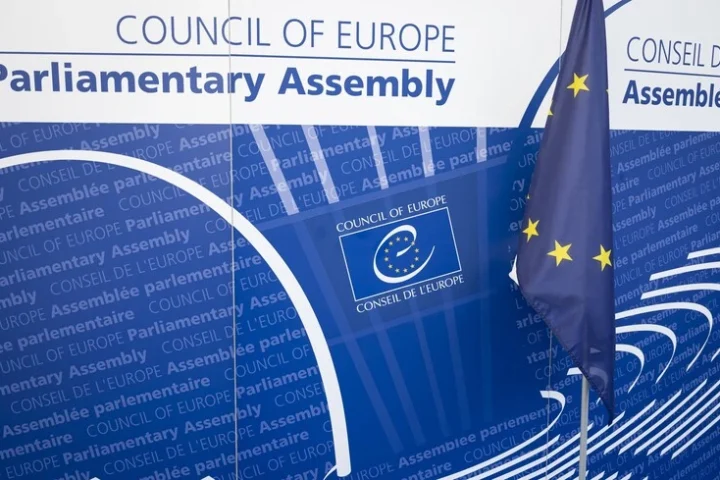 La résolution de l'Assemblée appelle la Russie à libérer 26 journalistes ukrainiens détenus.