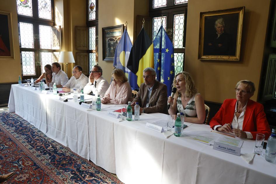 La réunion du gouvernement bruxellois sur le budget 2027 est marquée par des tensions persistantes et des points non résolus