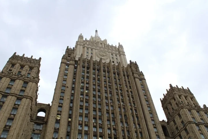 La Russie annonce son intention de poursuivre des frappes massives sur l'Ukraine et avertit les étrangers de quitter Kyiv