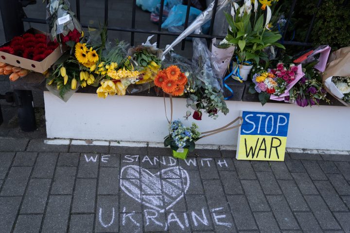 La Russie appelle à l'évacuation des diplomates et étrangers de Kyiv face aux frappes militaires en cours