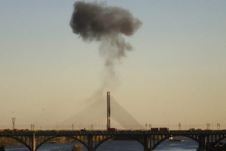 La Russie frappe un pont clé à Kyiv lors d'une intensification de son attaque aérienne contre l'Ukraine