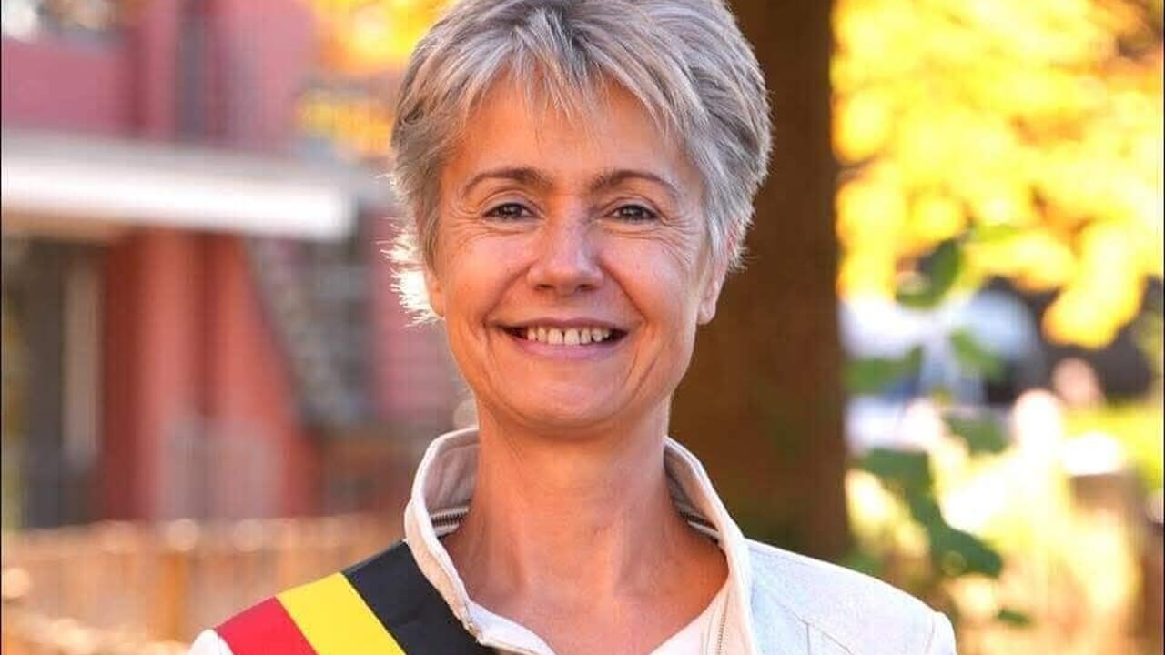 L’absence de la bourgmestre de Jette, Claire Vandevivere, suscite des critiques.