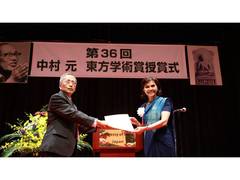 L'ambassade d'Inde au Japon remet le 36e prix académique Nakamura Gen à Yoshimizu Kiyotaka pour ses contributions à la philosophie et à la culture indienne.
