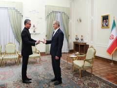 L'ambassadeur indien Vishwesh Negi remet ses lettres de créance au président iranien Masoud Pezeshkian