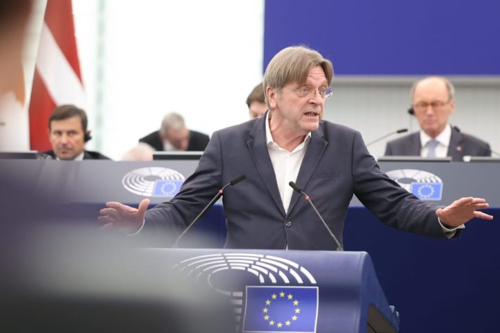 L'ancien Premier ministre belge Guy Verhofstadt sous enquête pour la supervision des stagiaires au Parlement européen