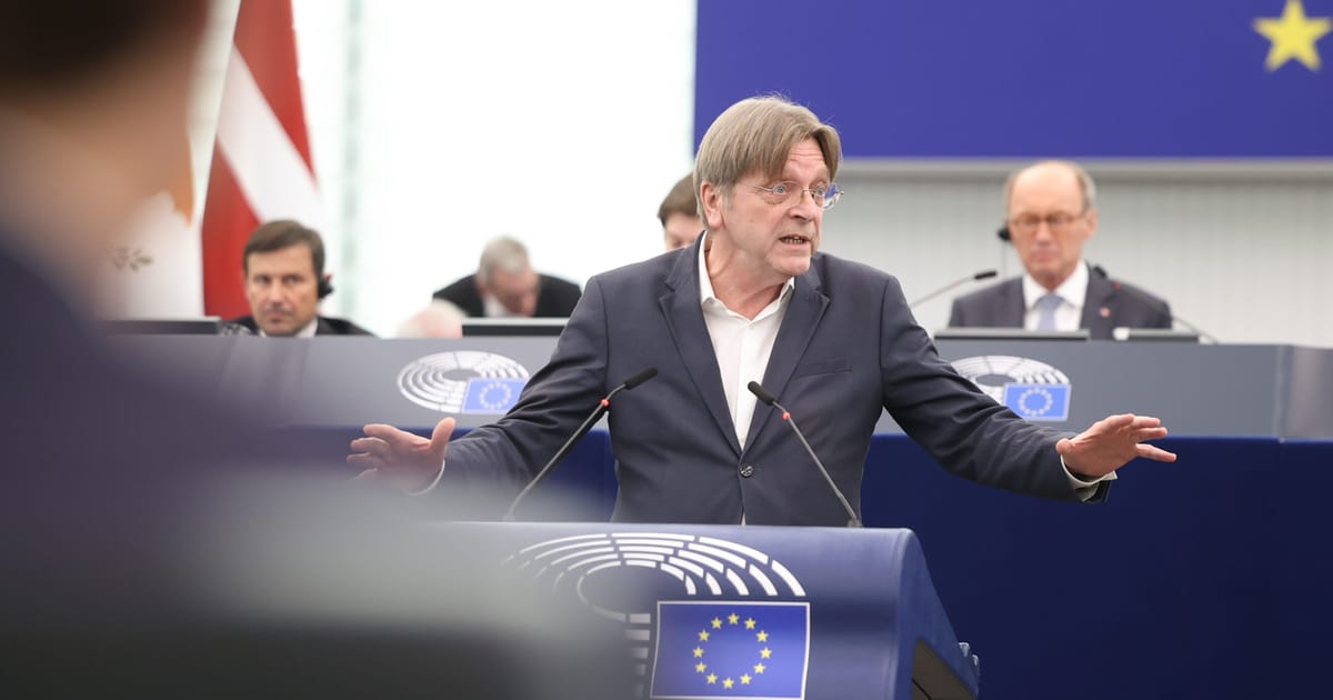 L'ancien Premier ministre belge Guy Verhofstadt sous enquête pour la supervision des stagiaires au Parlement européen