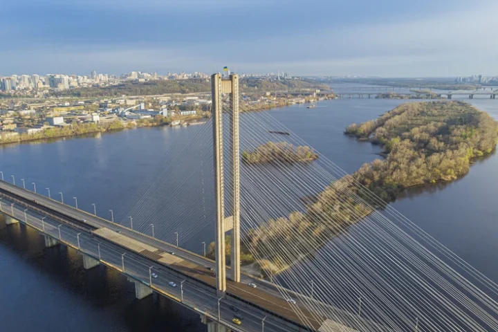 L'armée russe frappe à nouveau le pont Sud de Kyiv le 2 octobre, perturbant l'accès aux transports